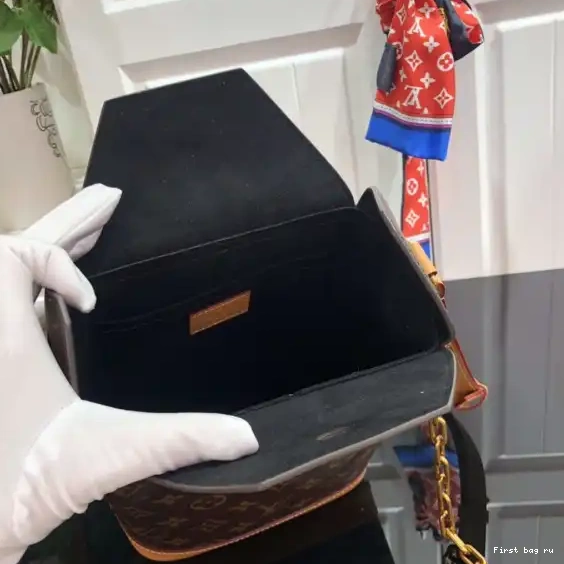 First bag ru LOUIS CHALK BAG VUITTON 0515